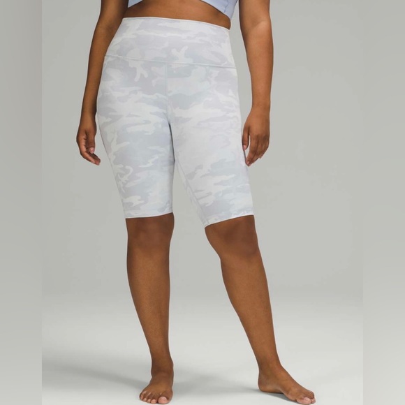 NWT Lululemon Wunder Under 10” Shorts HR Ribbed Luxtreme Size 10 Camo Print